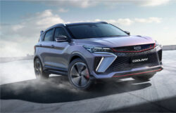 foto de un auto SUV Geely Coolray exterior rojo circulando en el exterior. foto de un auto SUV Geely Coolray exterior rojo circulando en el exterior.