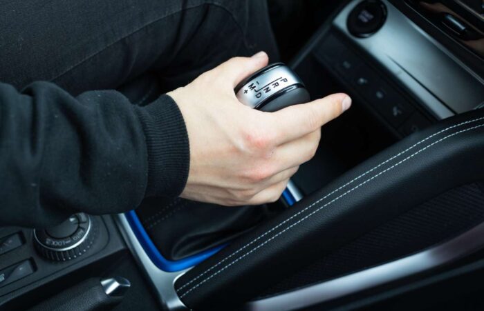 ¿Cuáles son los mejores carros para viajar en familia? significado de letras de palanca de cambios automatica 700x451 - ¿Cuáles son los mejores carros para viajar en familia?