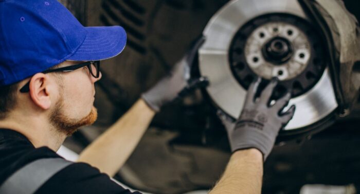 mec&aacute;nico revisando auto que sufre vibraciones al frenar